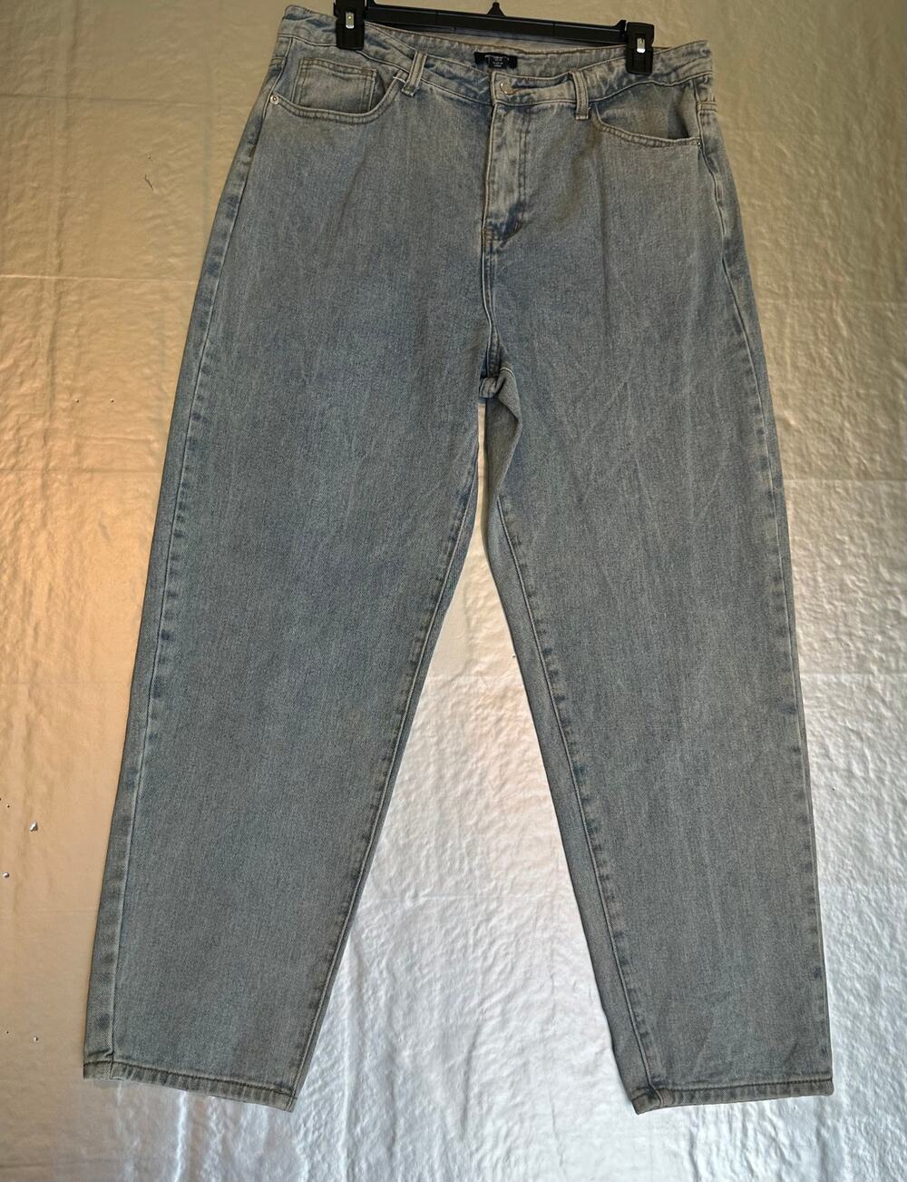 PrettyLittleThing Plus Size 14 Light Wash High Rise Straight Leg Jeans